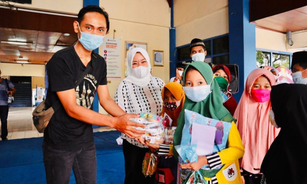 Gelar Bakti Sosial Bersama Ika Stikosa-AWS dengan anak-anak Panti Asuhan Yatim Piatu Gelar Bakti Sosial Bersama Ika Stikosa-AWS dengan anak-anak Panti Asuhan Yatim Piatu