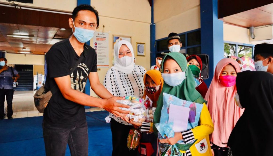 Gelar Bakti Sosial Bersama Ika Stikosa-AWS dengan anak-anak Panti Asuhan Yatim Piatu