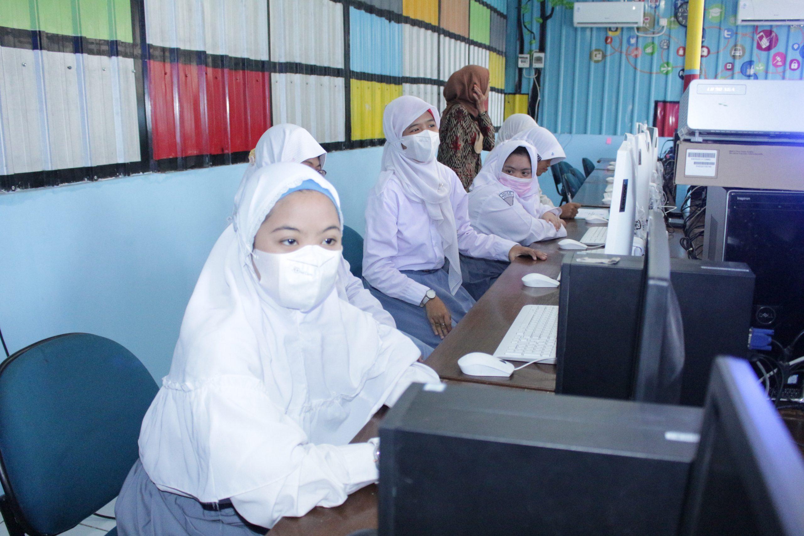 Slb Computer Lab Pelatihan Pengenalan Komputer bagi Disabilitas SLB A-C Darma Wanita ...