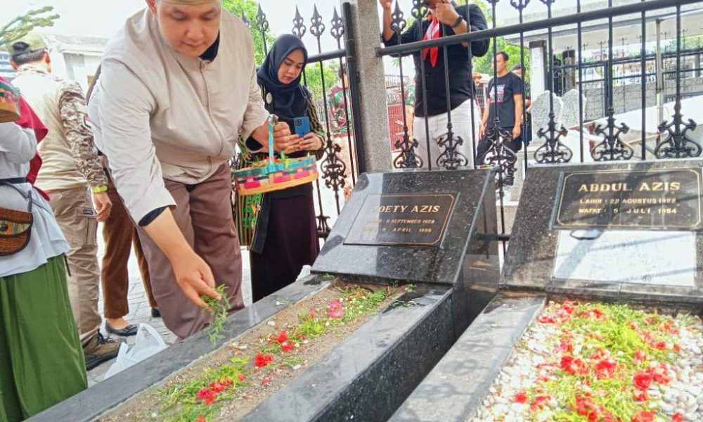 Dies Natalis 59 Tahun di Hari Pahlawan, Stikosa AWS Tabur Bunga di Makam Tokoh Pers A.Azis dan Bung Tomo di TPU Ngagel Dies Natalis 59 Tahun di Hari Pahlawan, Stikosa AWS Tabur Bunga di Makam Tokoh Pers A.Azis dan Bung Tomo di TPU Ngagel