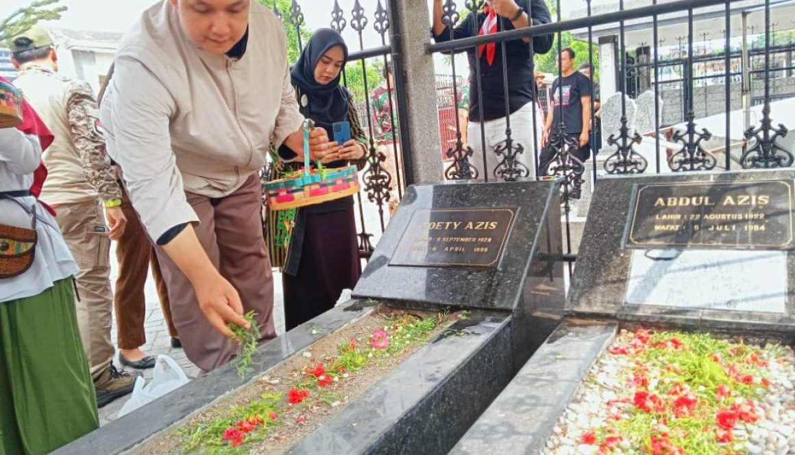 Dies Natalis 59 Tahun di Hari Pahlawan, Stikosa AWS Tabur Bunga di Makam Tokoh Pers A.Azis dan Bung Tomo di TPU Ngagel