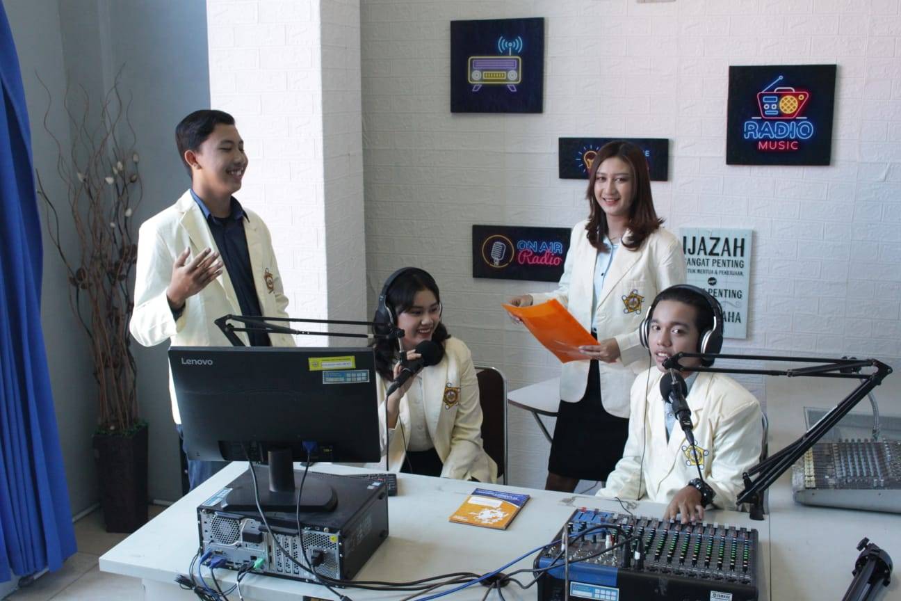Laboratorium Radio adalah unit pendukung bagi kegiatan pembelajaran penyiaran radio yang diselenggarakan oleh civitas akademik pada Konsentrasi Digital Broadcasting Journalism dan Digital Public Relations Program Studi Ilmu Komunikasi Sekolah Tinggi Ilmu Komunikasi Almamater Wartawan Surabaya.