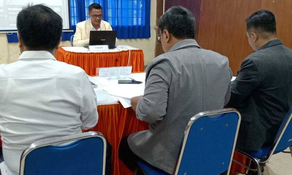 Pakar Komunikasi Politik Unair Suko Widodo dan Pewarta Foto Uji Skripsi Karya Mahasiswa Stikosa AWS