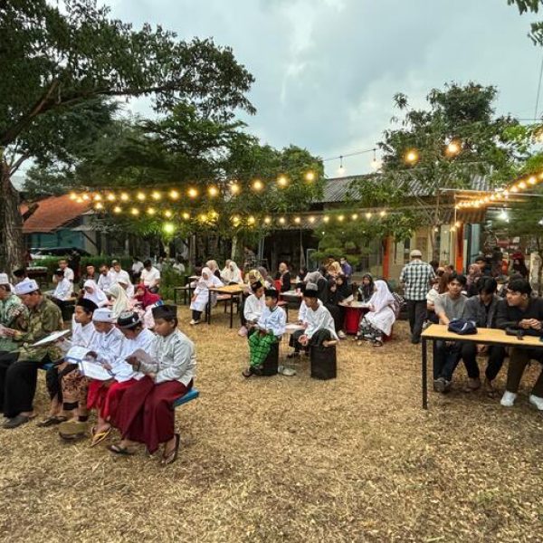 Merajut Erat Kembali Jalinan Komunikasi, Civitas Stikosa AWS Buka Puasa Ramadhan 1445 H Bersama YPWJT dan Anak Panti Asuhan - STIKOSA-AWS