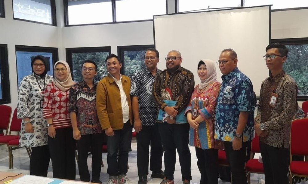 Menjadi Narasumber FKP Dinkes,Ketua Stikosa-AWS Menyampaikan Rumusan Strategi Pemberdayaan masyarakat