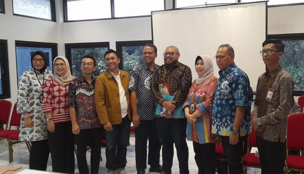 Menjadi Narasumber FKP Dinkes,Ketua Stikosa-AWS Menyampaikan Rumusan Strategi Pemberdayaan masyarakat