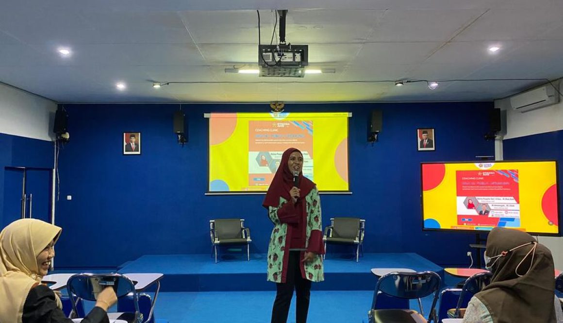 Coaching Clinic Digital Public Speaking di Stikosa AWS Diikuti Guru Sekolah dan Humas Instansi di Surabaya - STIKOSA-AWS