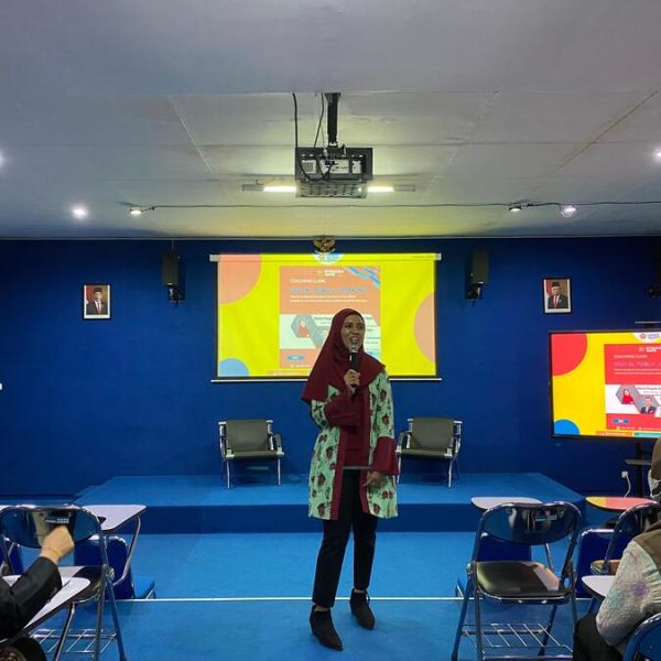 Coaching Clinic Digital Public Speaking di Stikosa AWS Diikuti Guru Sekolah dan Humas Instansi di Surabaya - STIKOSA-AWS