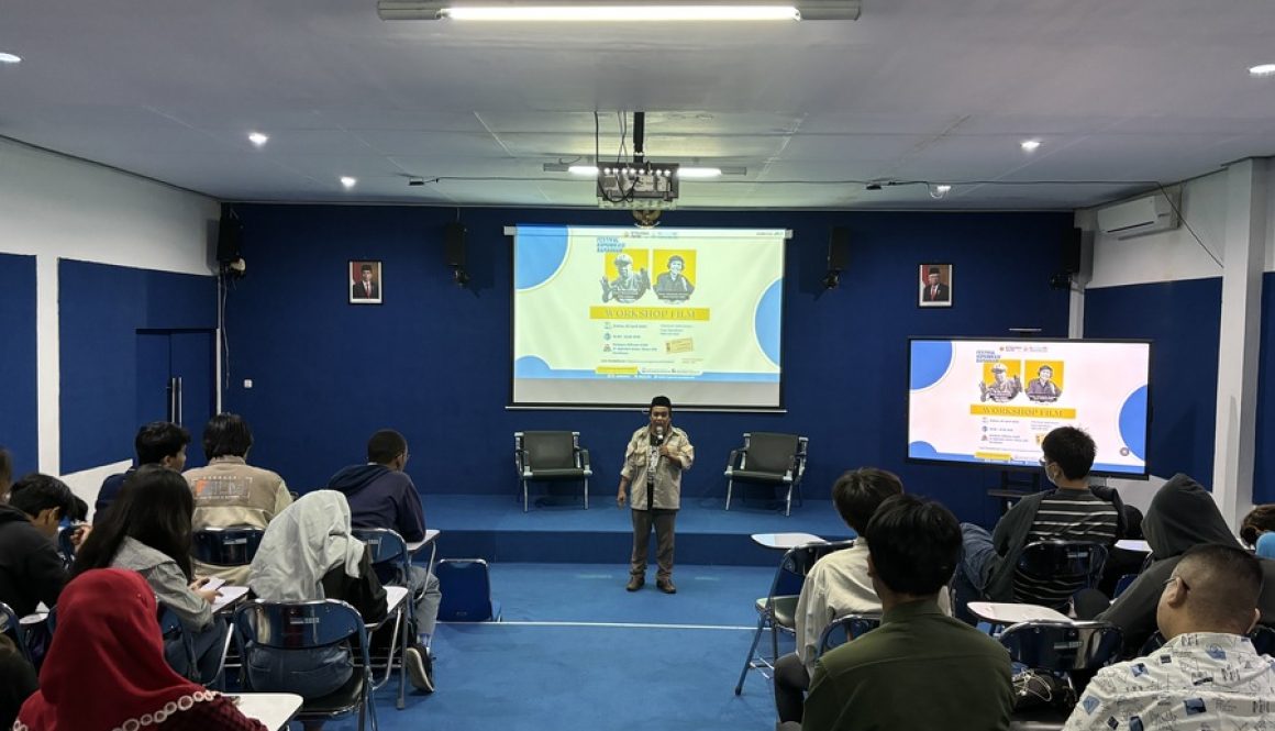 Workshop Membuat Karya Film Dengan HP dan Budget Rendah di Stikosa AWS - STIKOSA-AWS