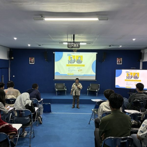 Workshop Membuat Karya Film Dengan HP dan Budget Rendah di Stikosa AWS - STIKOSA-AWS
