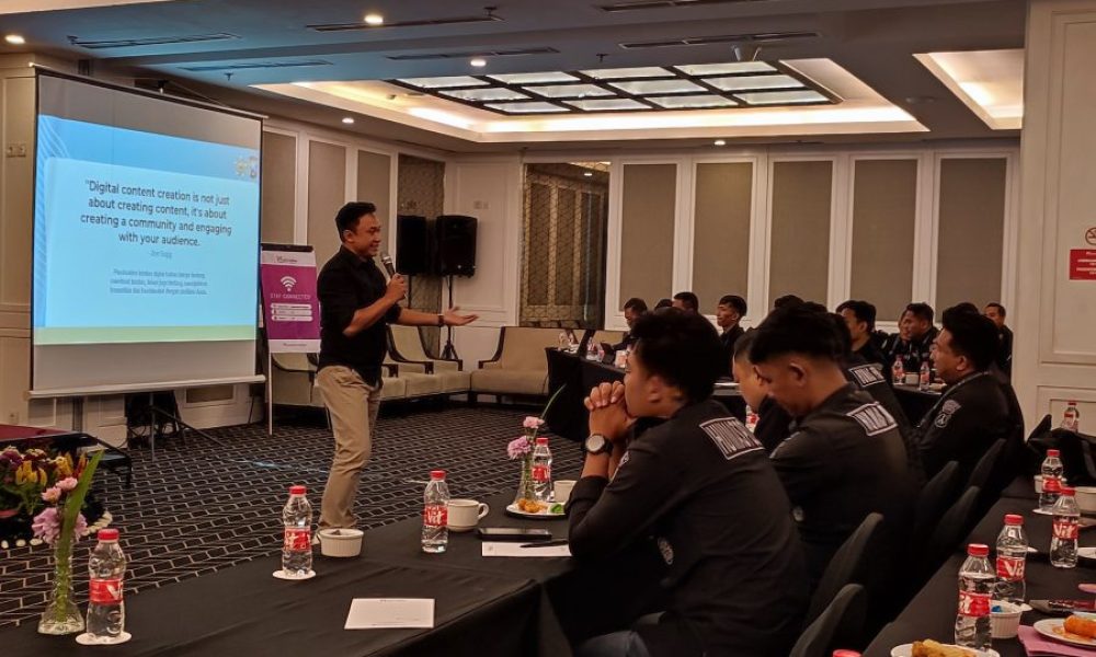 Humas Polda Jatim Kembali Menggandeng Stikosa AWS dalam Latkatpuan Konten Kreatif - STIKOSA-AWS