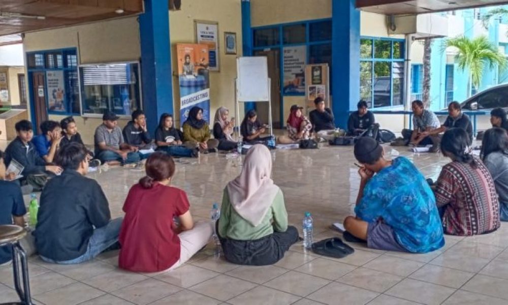 Kampus Stikosa AWS Menjadi Base Camp Produksi Film Surga Dalam Bingkai Kayu