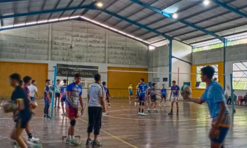 Menghadapi Pra Popnas 2024, Tim Bola Voli Pelajar Jawa Timur Berlatih di GOR Stikosa AWS