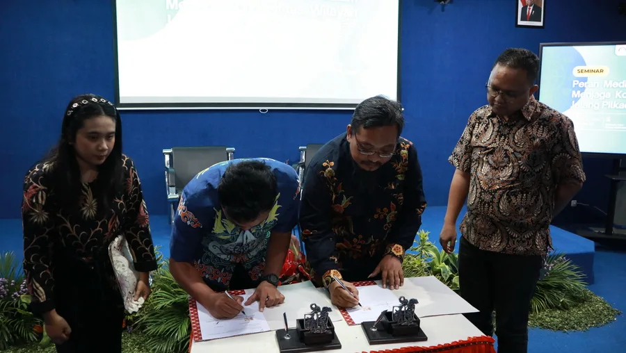 Perjanjian kerjasama antara Stikosa AWS, diwakili Ketua Stikosa AWS, Dr Jokhanan Kristiyono,(kiri) dengan KPID Jatim, diwakili Ketua KPID Jatim, Emanuel Joshua M.Ikom (tengah), disaksikan Ketua Tim Kemitraan Komunikasi Publik, Eko Setyawan, M.Ikom