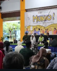 Mencari Ibu di Pendopo Kampus Stikosa AWS