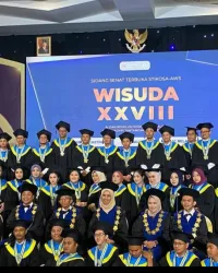 Suasana Haru & Orasi Ilmiah tentang AI yang Sangat Menarik di Acara Wisuda XVIII Stikosa AWS