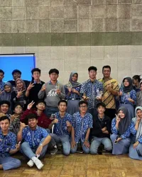 Penarikan Mahasiswa Stikosa AWS Program MBKM Asistensi Mengajar di Satuan Pendidikan SMK 1 Giki Surabaya Dalam Acara Final Chapter