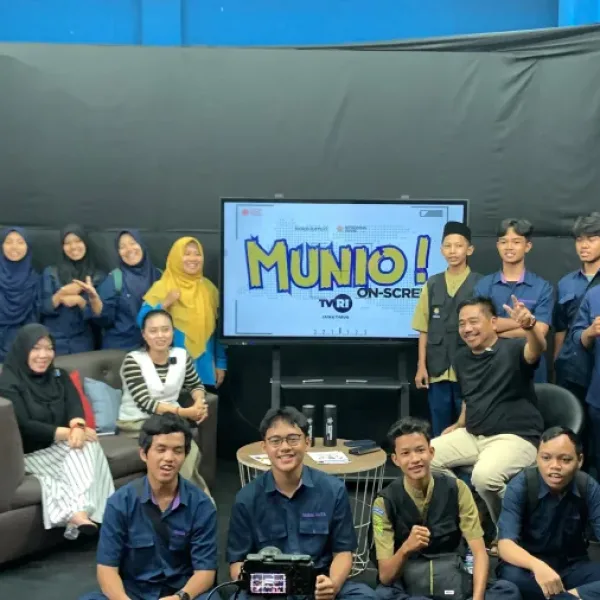 Kunjungan SMK Muhammadiyah 2 Taman ke Kampus Stikosa AWS